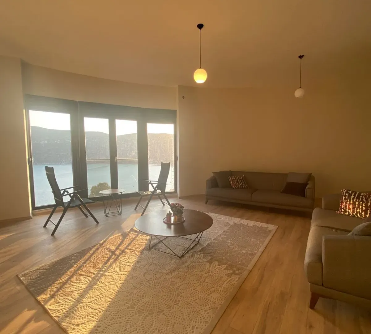 Izdavanje, trosoban stan, 130m², Herceg Novi, Crna Gora