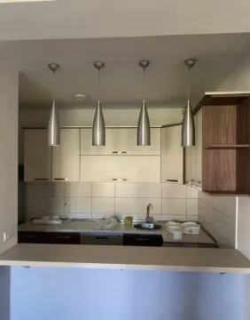 Manja kuhinja sa elementima i visećim lampama. - image 7