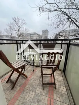 Manji namješteni balkon sa stolom i dvije stolice i pogledom na grad. - image 9