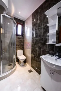 Kupatilo opremljeno tuš kabinom, umivaonikom i toaletom. - image 24