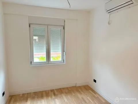 Prazna soba sa svijetlim zidovima, drvenim podom i klima uređajem. - image 7