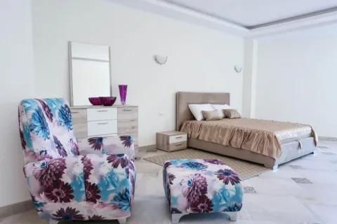 Svijetla spavaća soba sa bračnim krevetom i šarenom foteljom. - image 16
