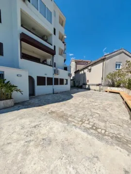 Pogled na dvorište i fasadu stambene zgrade. - image 5