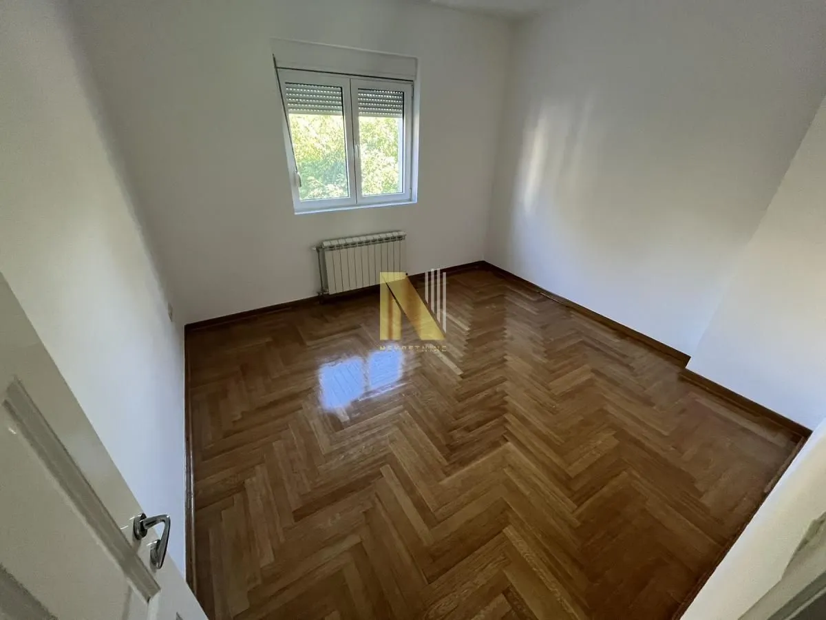 Izdavanje, četvorosoban stan, 213m², Centar, Novi Sad