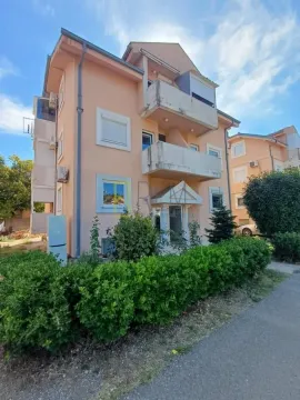 Spoljašnji izgled stambene zgrade sa terasama i uređenim dvorištem. - image 11