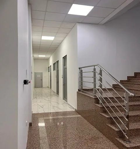 Izdavanje, poslovni prostor, 350m², Zemun Sve Podlokacije, Beograd