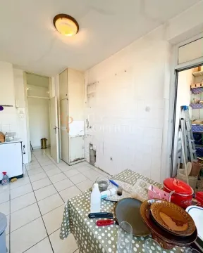 Starija kuhinja sa trpezarijskim stolom i izlazom na terasu. - image 9