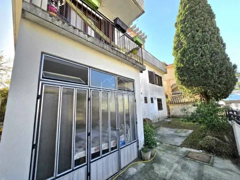 Pogled na dvorište i fasadu kuće sa balkonom. - image 9