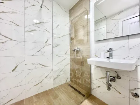 Moderne kupatilo sa tuš kabinom i umivaonikom. - image 8