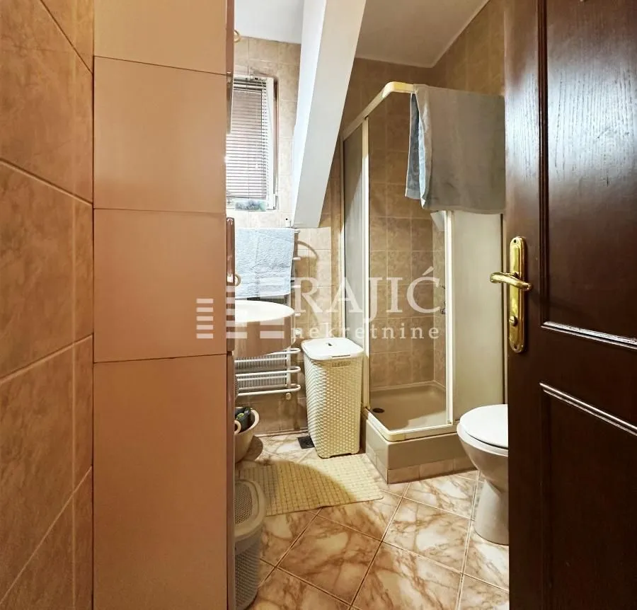 Small bathroom with a shower cabin and sanitary ware.