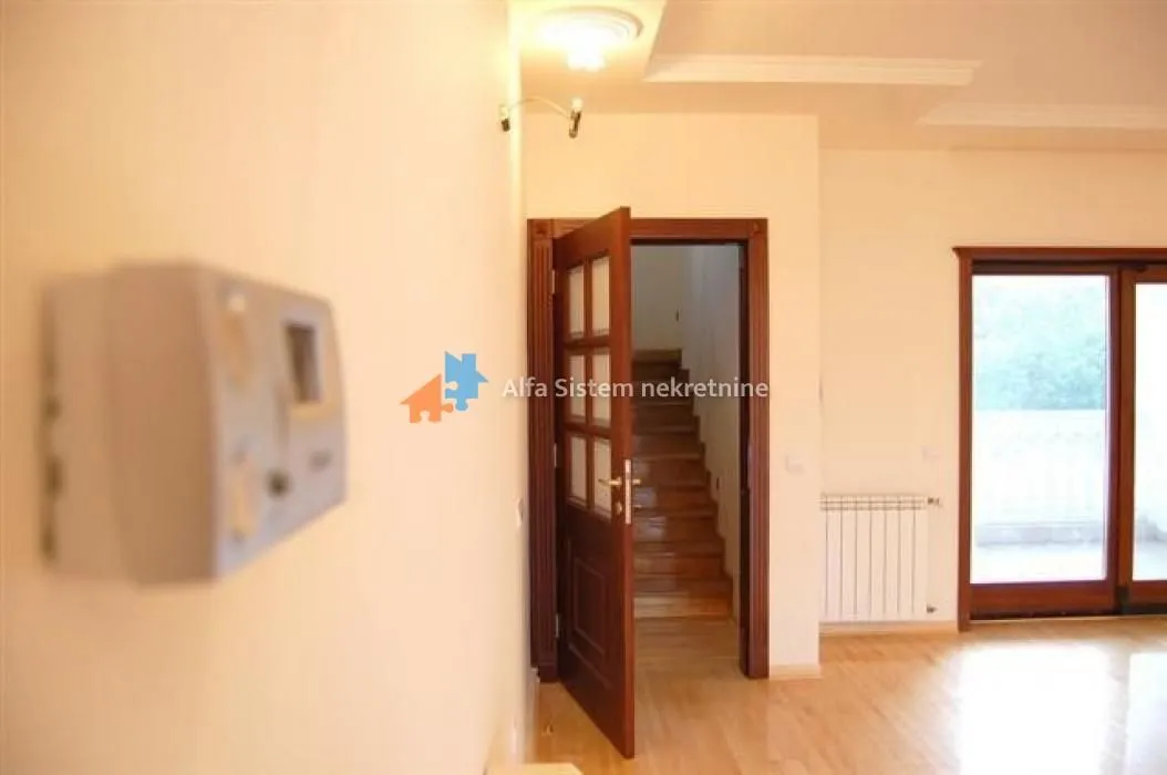 Izdavanje, stan, 300m², Savski Venac, Beograd