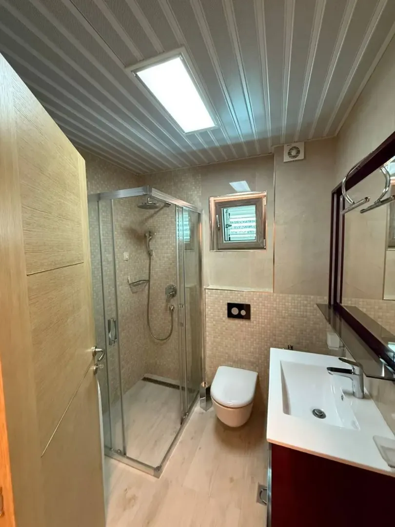 Izdavanje, dvosoban stan, 61m², Pržno, Budva