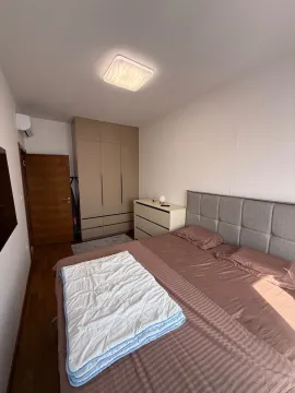 Namještena spavaća soba sa bračnim krevetom, plakarom i komodom. - image 12