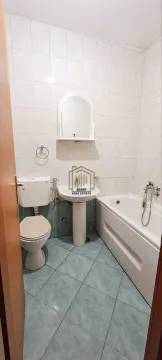 Manje kupatilo sa kadom, umivaonikom, toaletom i ogledalom. - image 6