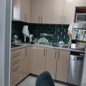 Manja opremljena kuhinja sa gornjim i donjim elementima i ugradnim uređajima. - image 5