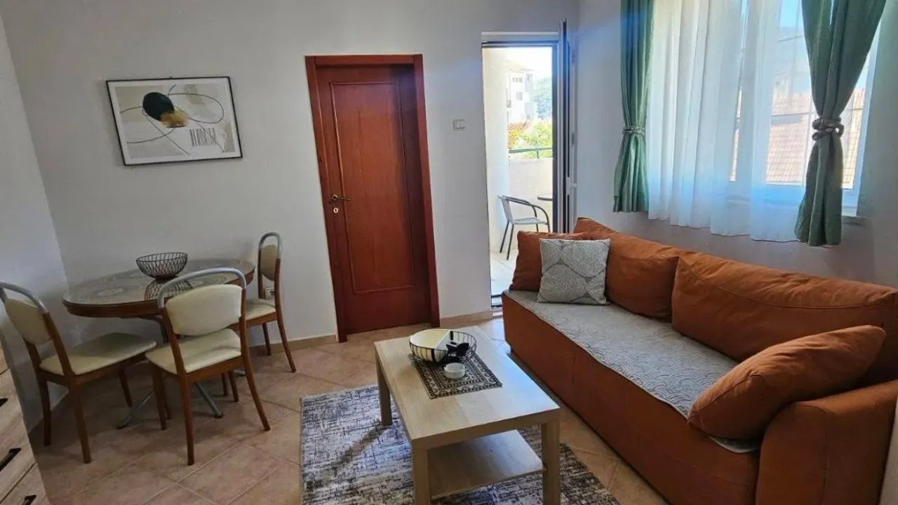 Izdavanje, jednosoban stan, 37m², Centar, Budva