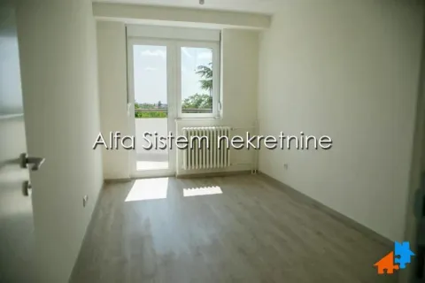 Empty bright room with laminate flooring and access to the terrace. - image 11