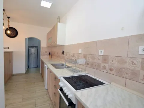 Izdavanje, dvosoban stan, 83m², Centar, Tivat - image 4