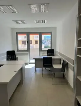 Poslovni prostor in Mainski Put