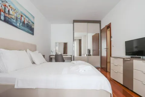 Daily-rent, one bedroom apartment, 90m², Bečići, Budva - image 2