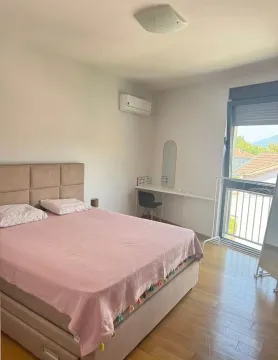 Spavaća soba sa bračnim krevetom, radnim stolom i izlazom na balkon. - image 7