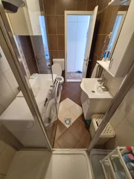 Manje kupatilo sa tuš kabinom, umivaonikom, veš mašinom i toaletom. - image 13