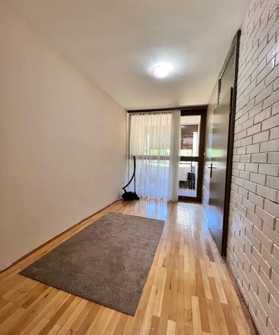 Izdavanje, dvosoban stan, 85m², Blok 5, Podgorica