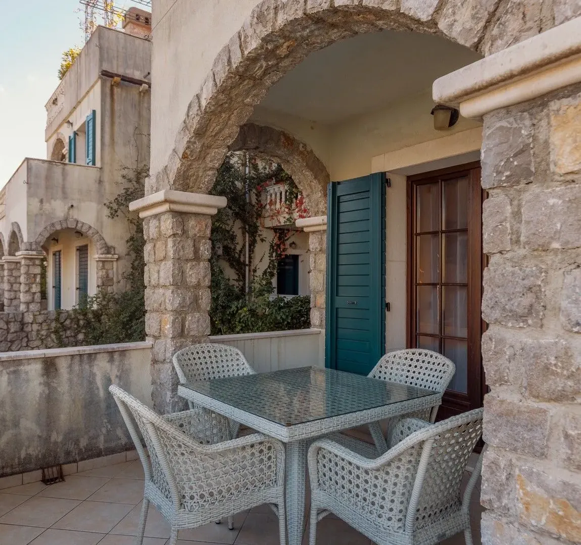 Prodaja, dvosoban stan, 84m², Kostanjica, Kotor
