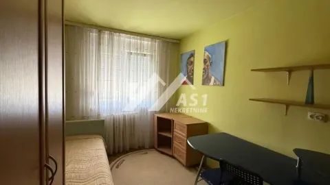 Nameštena spavaća soba sa krevetom, radnim stolom i prozorom. - image 6