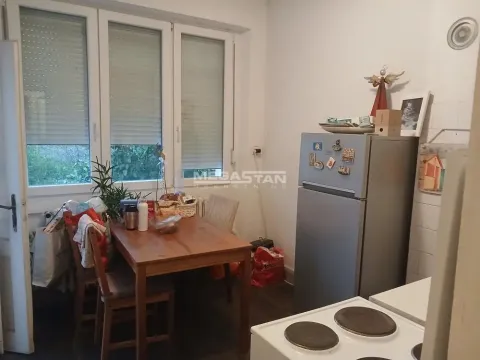Kuhinja sa trpezarijskim stolom i frižiderom. - image 9