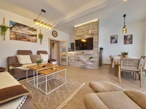 Izdavanje, kuća, 110m², Krimovica, Kotor - image 10