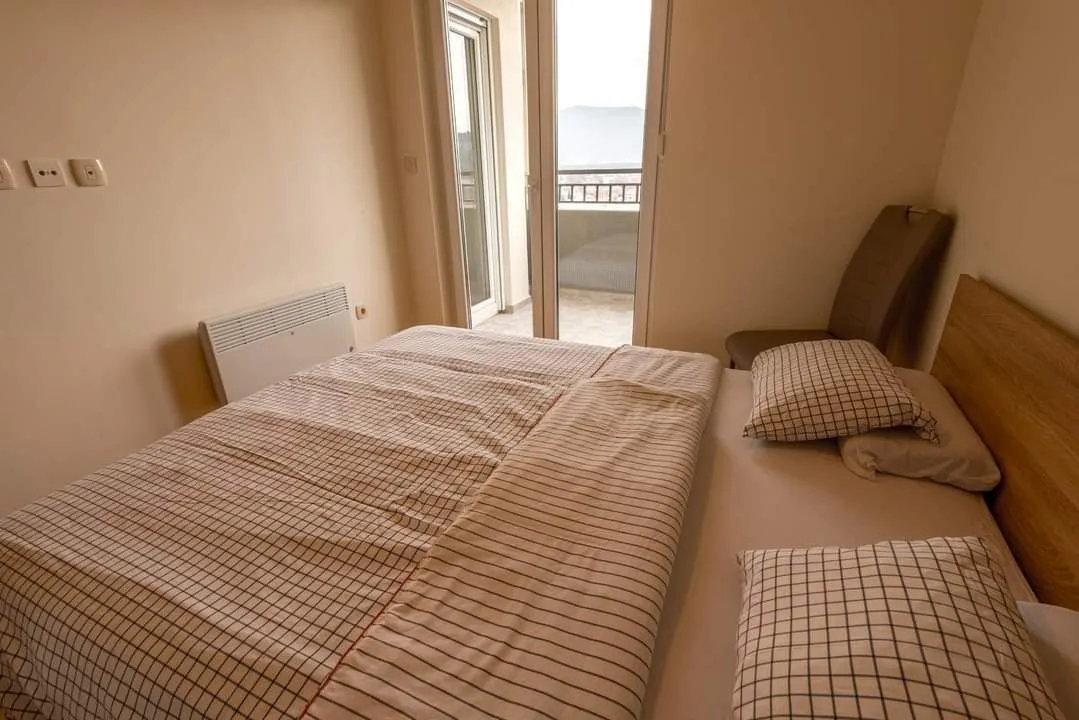Svijetla spavaća soba sa izlazom na balkon.