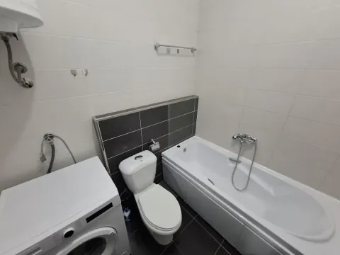 Kupatilo opremljeno kadom, toaletom i veš mašinom. - image 12