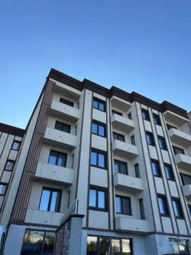 Eksterijer moderno uređene stambene zgrade sa terasama i velikim prozorima. - image 2