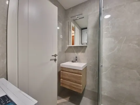 Moderno opremljeno kupatilo sa umivaonikom i tuš kabinom. - image 11