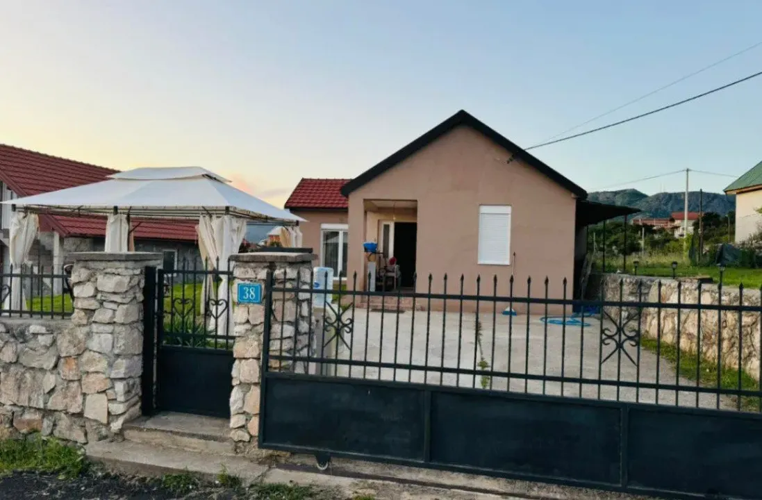 Izdavanje, kuća, 100m², Kakaricka Gora, Podgorica