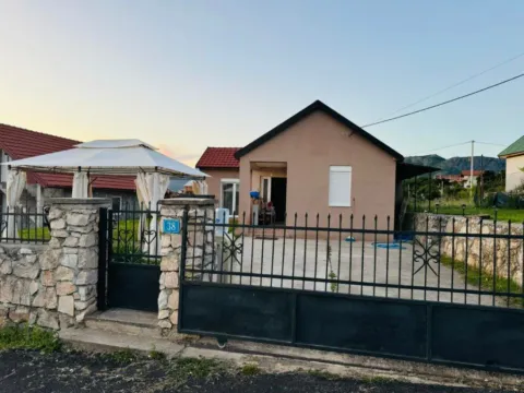 Izdavanje, kuća, 100m², Kakaricka Gora, Podgorica