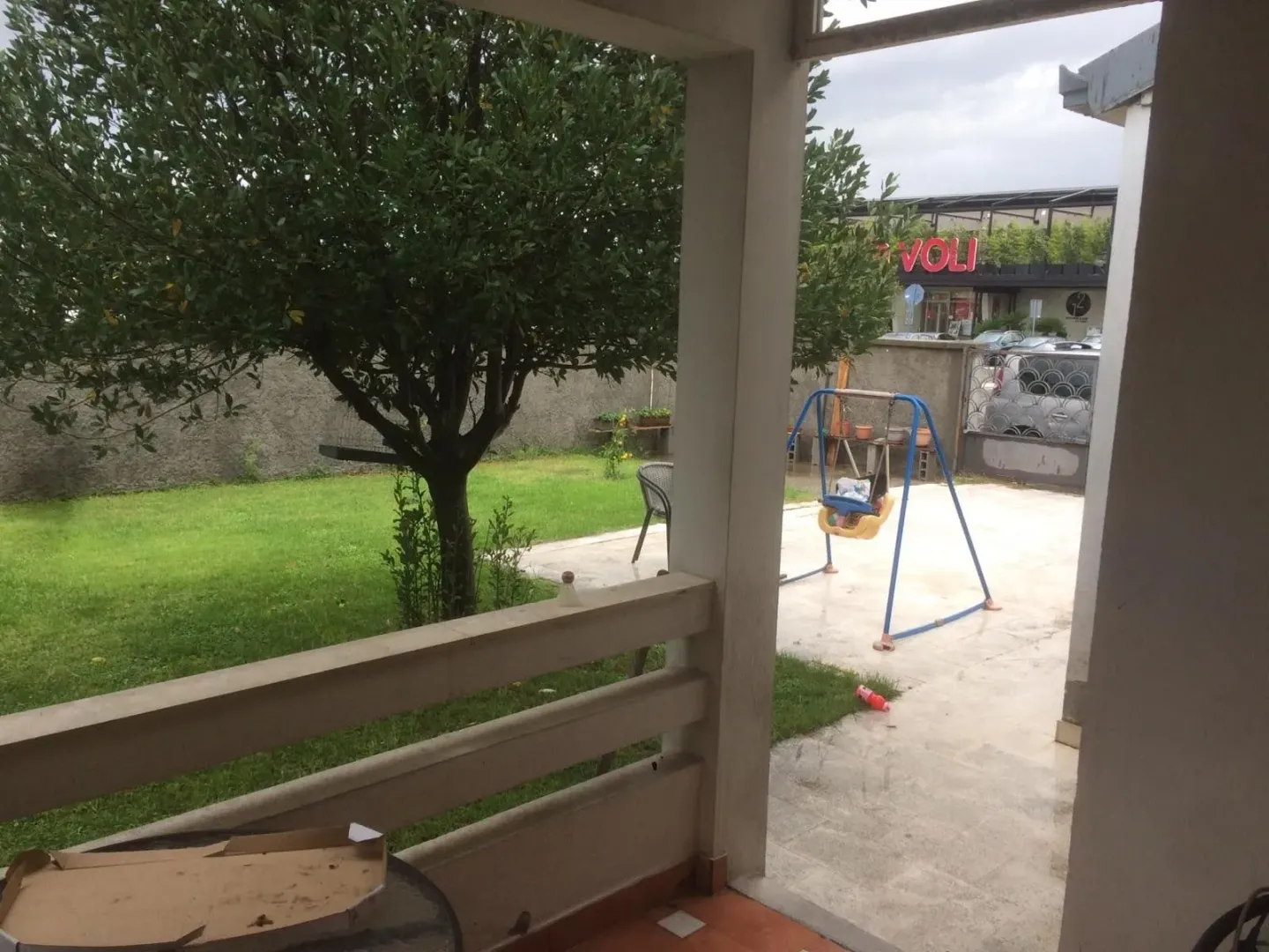 Pogled na dvorište sa natkrivene terase.