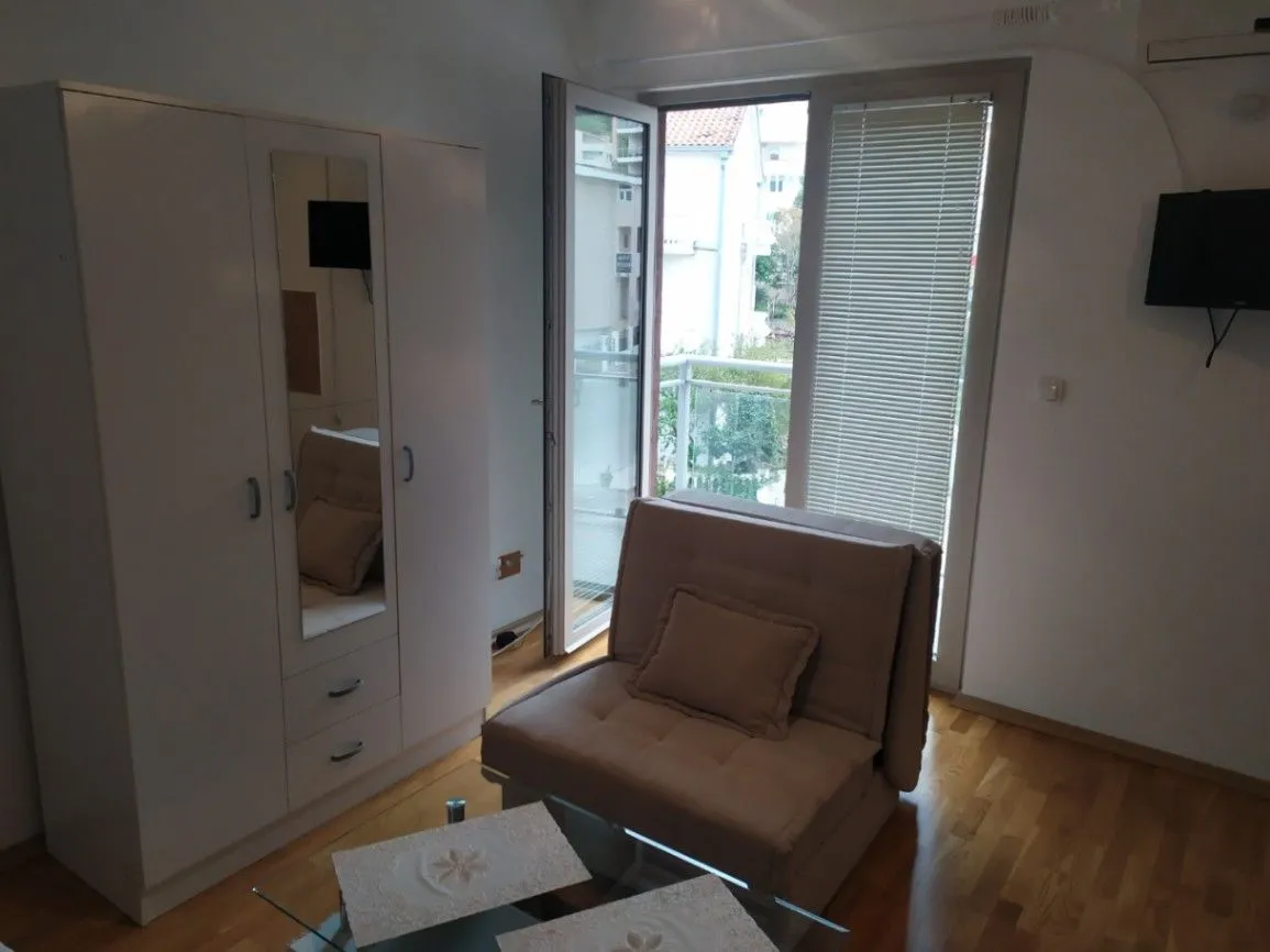 Izdavanje, garsonjera, 25m², Lazi, Budva