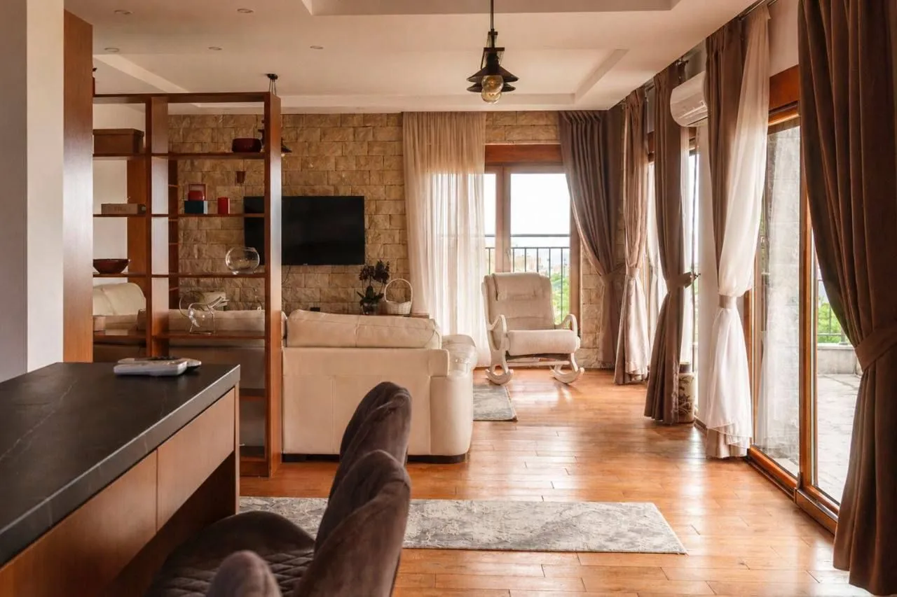 Izdavanje, četvorosoban stan, 240m², Krimovica, Kotor