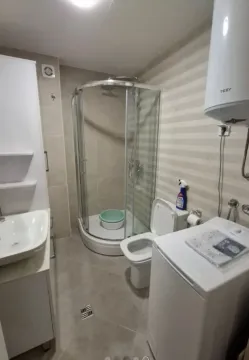 Kompaktno kupatilo sa tuš kabinom, umivaonikom, WC šoljom i veš mašinom. - image 3