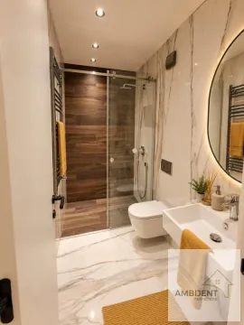 Moderno kupatilo sa tuš kabinom, umivaonikom i ugradnom sanitarijom. - image 10