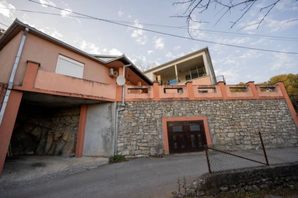 Prodaja, kuća, 240m², Momišići, Podgorica