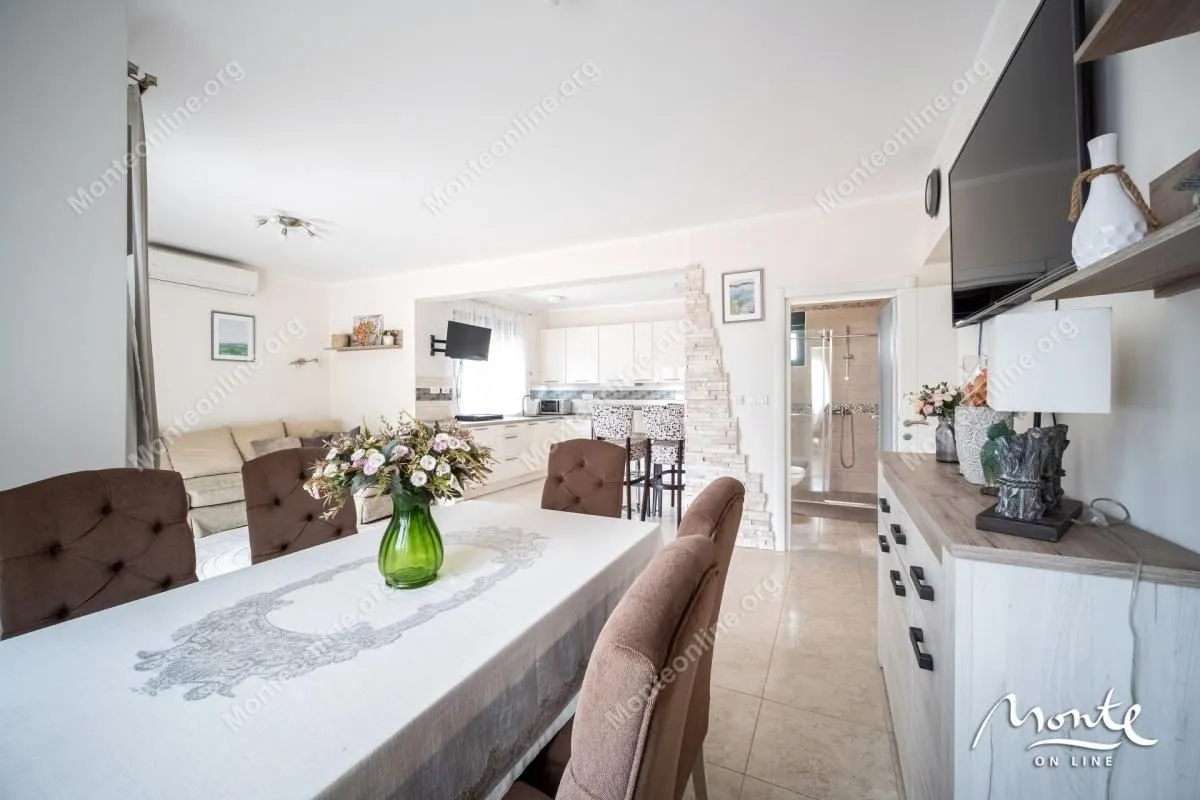 Prodaja, dvosoban stan, 109m², Dobrota, Kotor