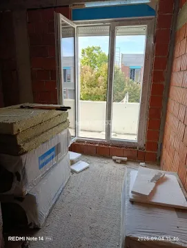 Nepotpun prostor u izgradnji sa građevinskim materijalom i postavljenom stolarijom. - image 4