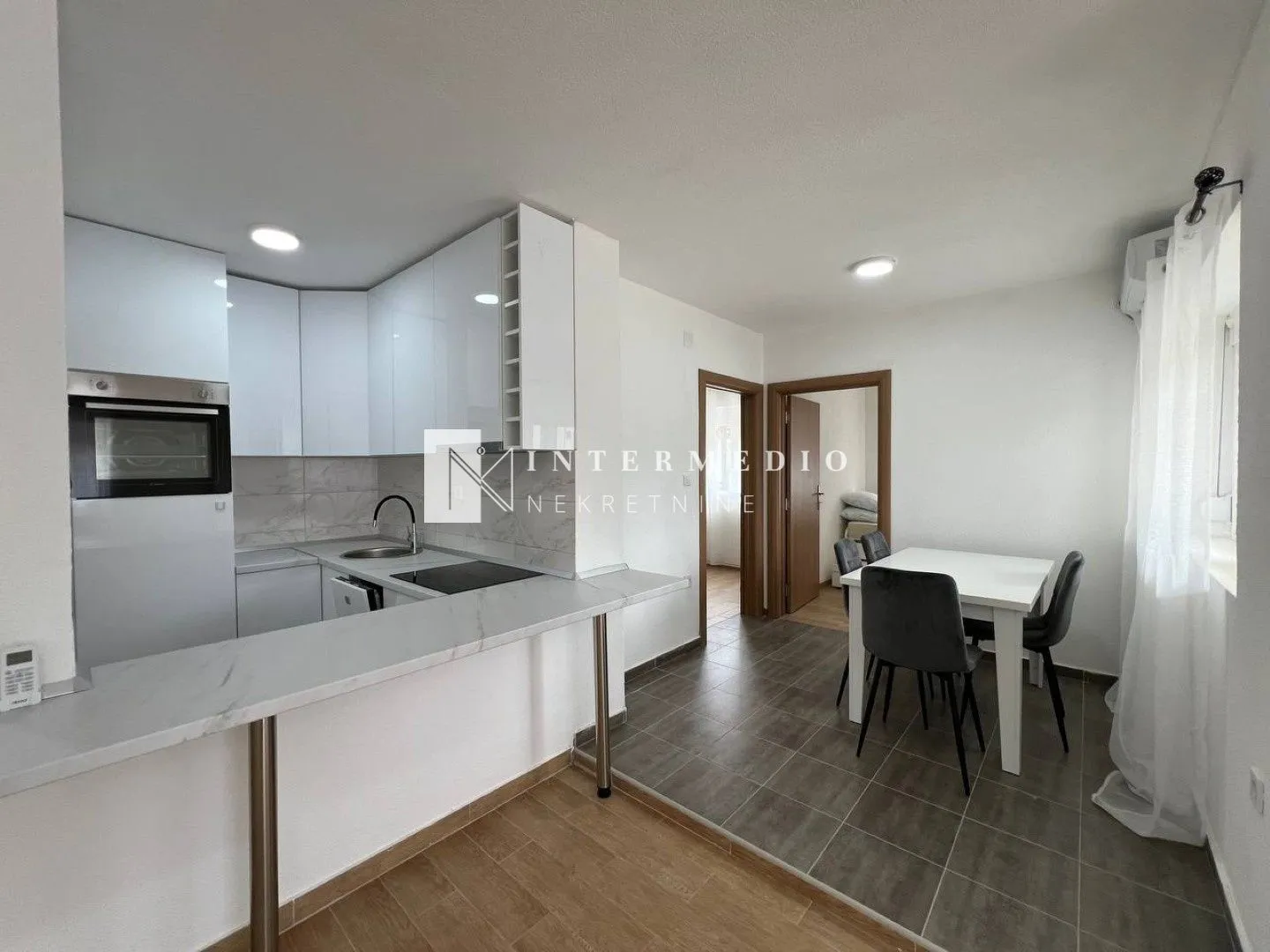 Izdavanje, dvosoban stan, 80m², Zelenika, Herceg Novi