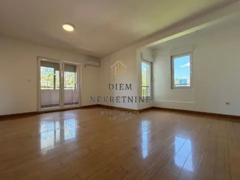Izdavanje, trosoban stan, 107m², Vezirov Most, Podgorica - image 2