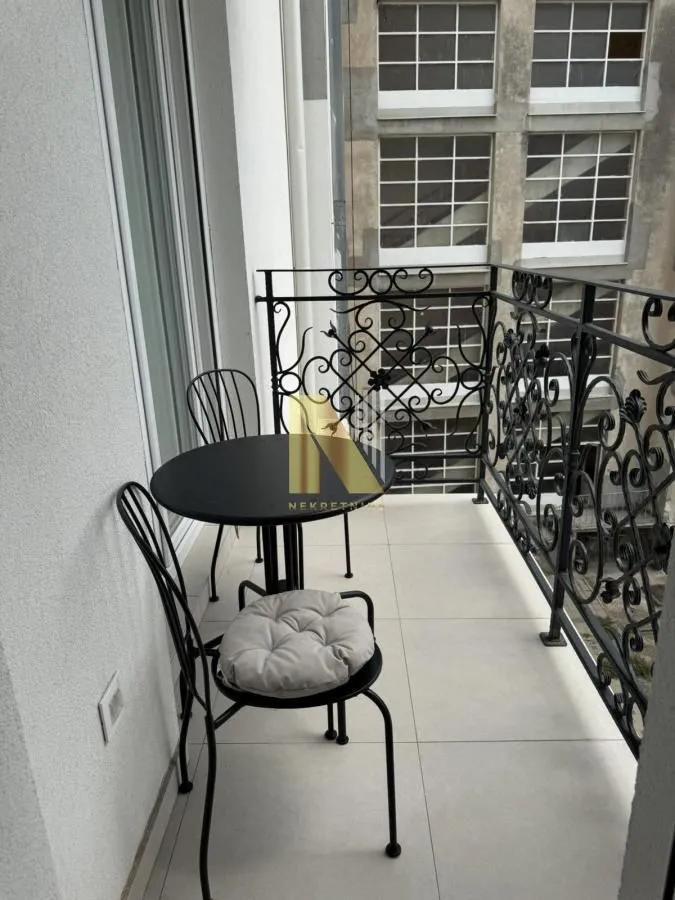 Izdavanje, dvosoban stan, 40m², Centar, Novi Sad