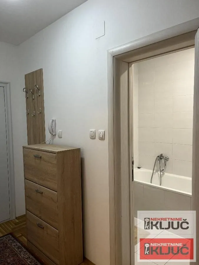 Izdavanje, jednosoban stan, 48m², Novi Sad, Srbija