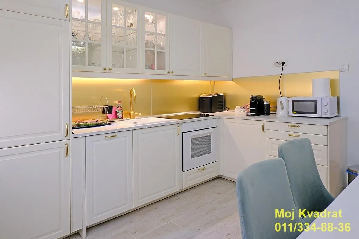 Izdavanje, trosoban stan, 93m², Savski Venac, Beograd